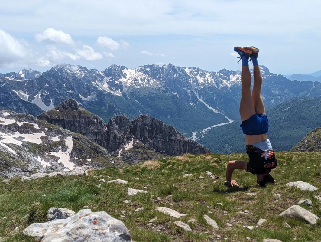 Zla Kolata Wanderung 26: Traditionelles Gipfelfoto mit Kopfstand Zla Kolata Wanderung 26: Traditionelles Gipfelfoto mit Kopfstand