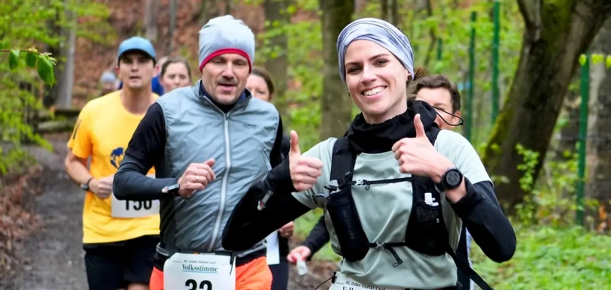 Eine gute gelaunte Teilnehmerin beim Oster-Ilsetallauf 2025 (Foto: © Veranstalter) Eine gute gelaunte Teilnehmerin beim Oster-Ilsetallauf 2025 (Foto: © Veranstalter)