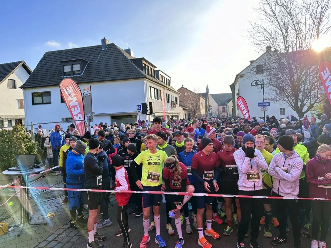 Start zum Mondorfer Weihnachtslauf Niederkassel 2023 (Foto: © Veranstalter) Start zum Mondorfer Weihnachtslauf Niederkassel 2023 (Foto: © Veranstalter)