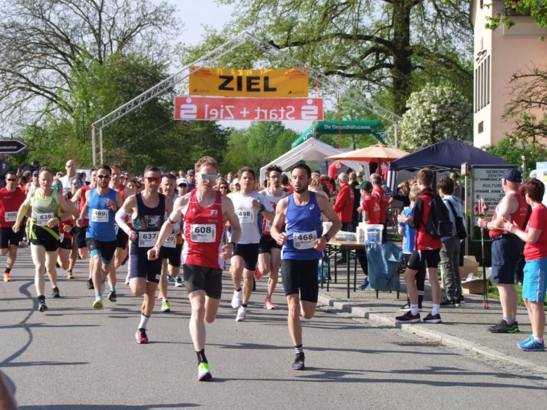 Mettenheimer Alleelauf 2023, Start 10 km. Foto: LG Mettenheim Mettenheimer Alleelauf 2023, Start 10 km. Foto: LG Mettenheim