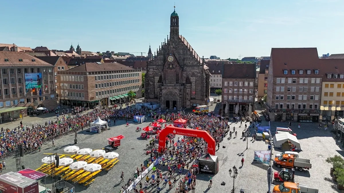 Start zum Halbmarathon beim Metropolmarathon Fürth-Nürnberg 2025 (Foto: © Franziska Dietz) Start zum Halbmarathon beim Metropolmarathon Fürth-Nürnberg 2025 (Foto: © Franziska Dietz)