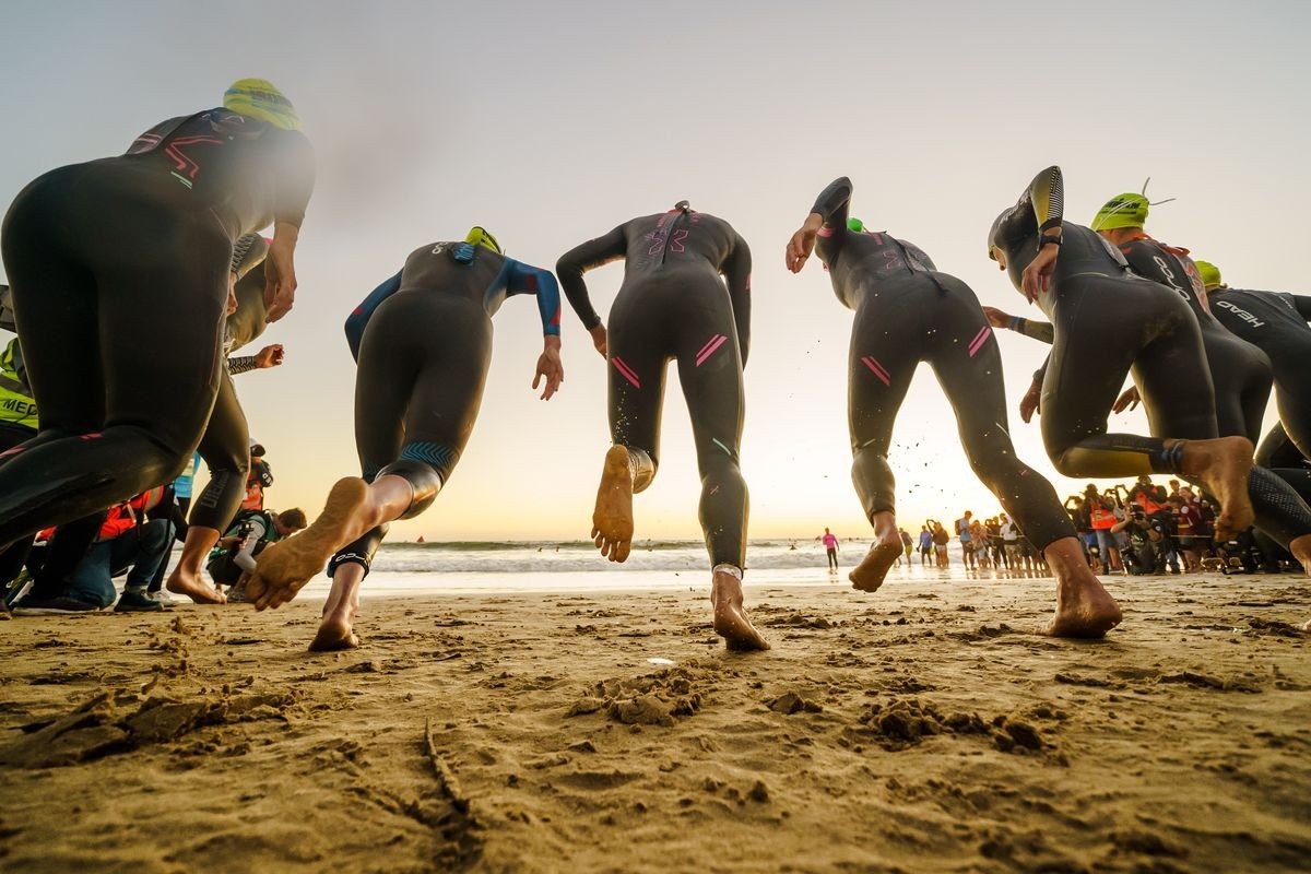 And off they go! Athletes sprint out and into the swim at the 2019 IRONMAN African Championship. Foto: Chris Hitchcock for IRONMAN And off they go! Athletes sprint out and into the swim at the 2019 IRONMAN African Championship. Foto: Chris Hitchcock for IRONMAN
