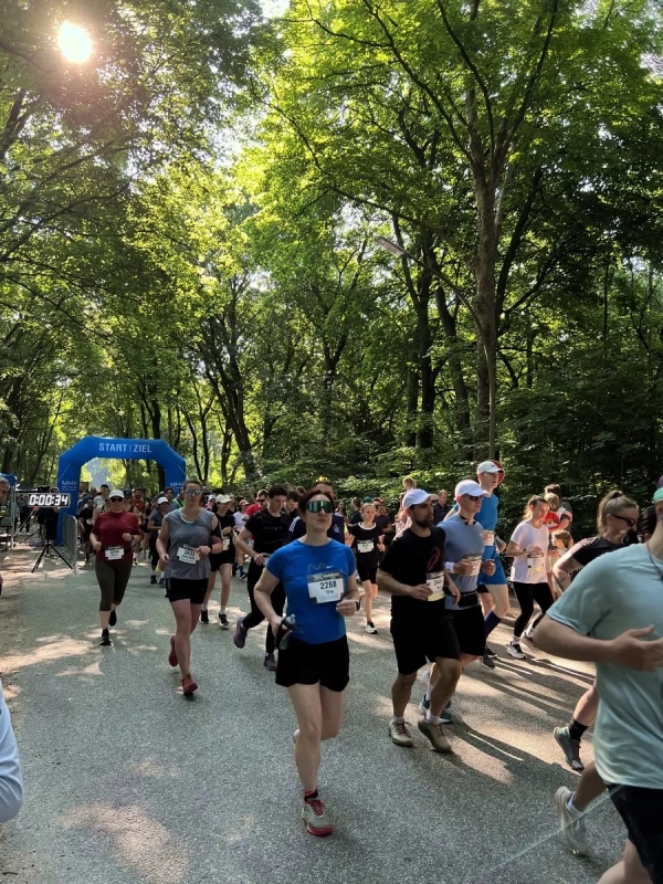 Hunderte Läufer beim 10K Hamburg Volkspark 2025 (Foto: © MHV) Hunderte Läufer beim 10K Hamburg Volkspark 2025 (Foto: © MHV)
