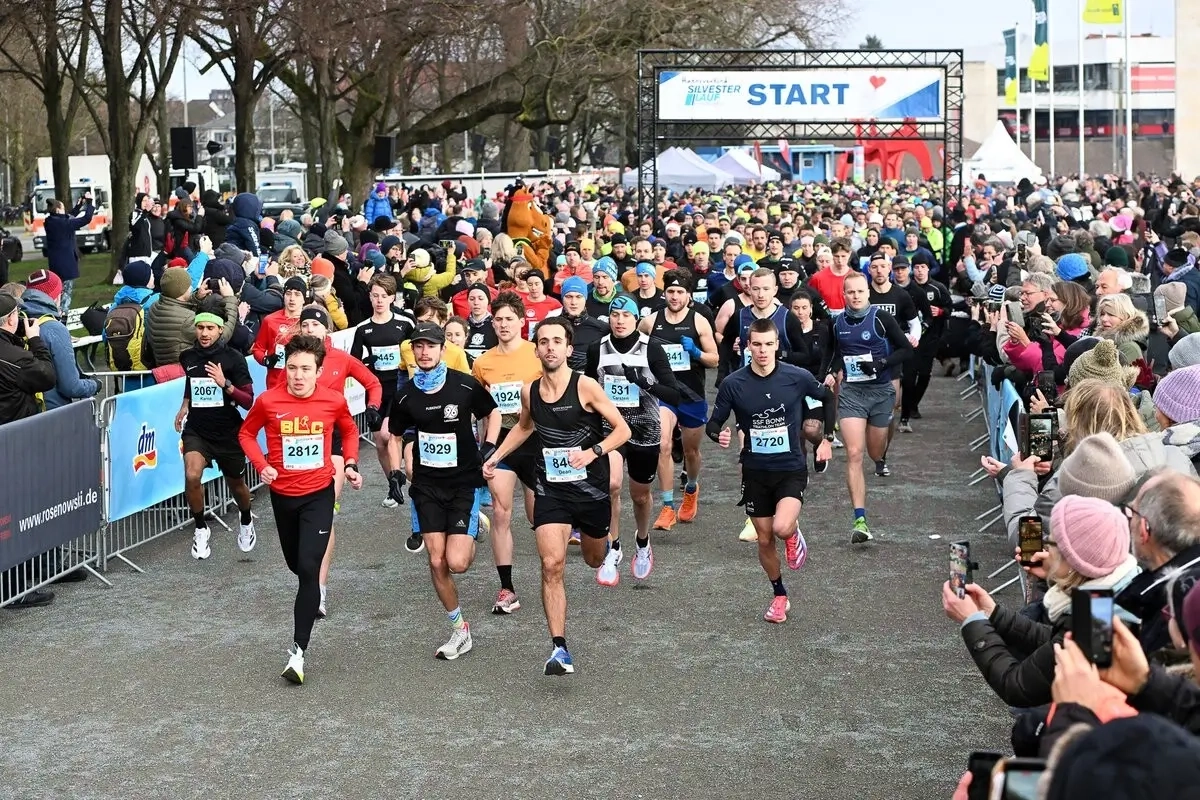 Start zum Silvesterlauf Hannover 2024 (Foto: © Debbie Jayne Kinsey) Start zum Silvesterlauf Hannover 2024 (Foto: © Debbie Jayne Kinsey)