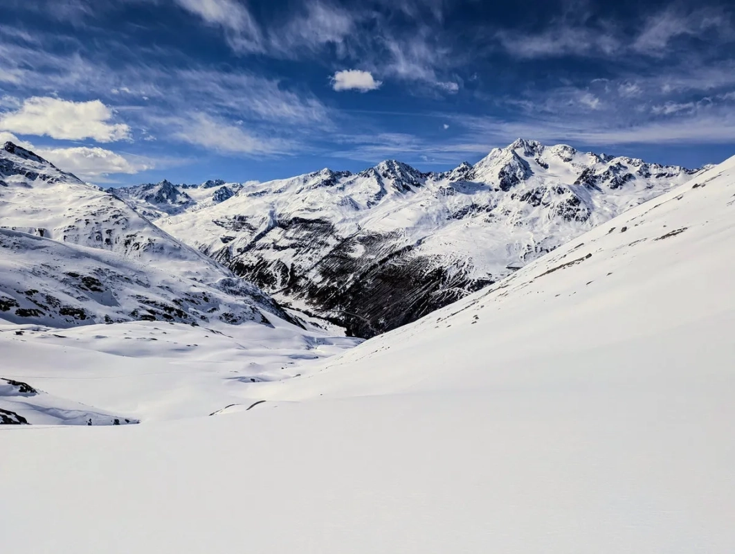 Skitour Hinterer Spiegelkogel 38: Und nun die Abfahrt in das Tal mit Blick auf die Wildspitze. Skitour Hinterer Spiegelkogel 38: Und nun die Abfahrt in das Tal mit Blick auf die Wildspitze.