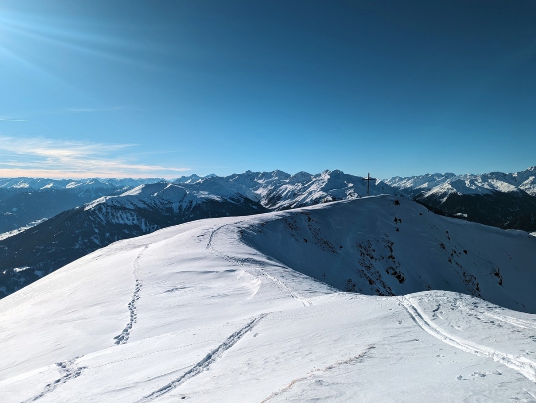 Venet Skitour 12: Blick vom höchsten Punkt auf das Gipfelkreuz Venet Skitour 12: Blick vom höchsten Punkt auf das Gipfelkreuz