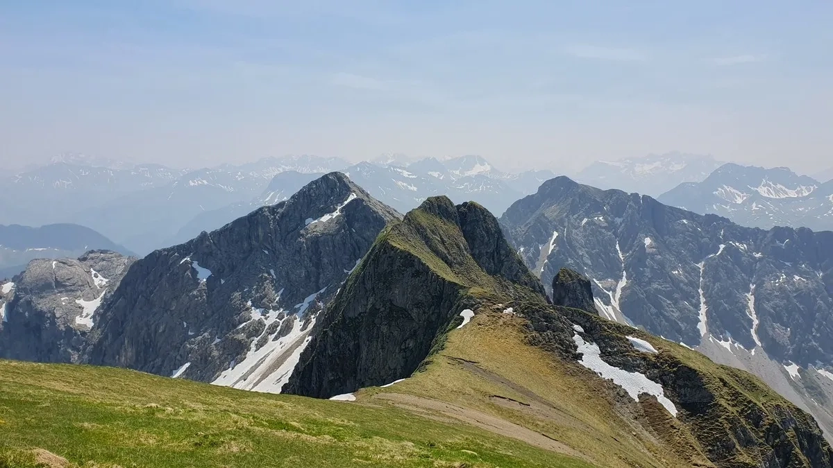 5-Gipfel-Tour Allgäu 24: Die weitere Route führt nun über das Runde Köpfle auf den Liechelkopf (halblinks). 5-Gipfel-Tour Allgäu 24: Die weitere Route führt nun über das Runde Köpfle auf den Liechelkopf (halblinks).