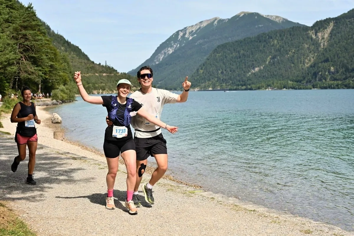 Gute Laune beim Achenseelauf 2025 (Foto: © Sportograf) Gute Laune beim Achenseelauf 2025 (Foto: © Sportograf)