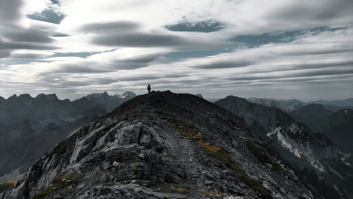 Sonnjoch Überschreitung 27: Die ersten Meter im Abstieg vom Gipfel weg. Sonnjoch Überschreitung 27: Die ersten Meter im Abstieg vom Gipfel weg.