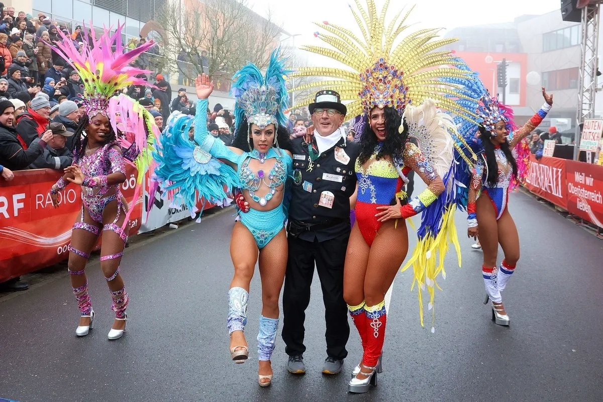 Silvesterlauf Peuerbach 2025: Sambashow (Foto: © Andreas Maringer) Silvesterlauf Peuerbach 2025: Sambashow (Foto: © Andreas Maringer)