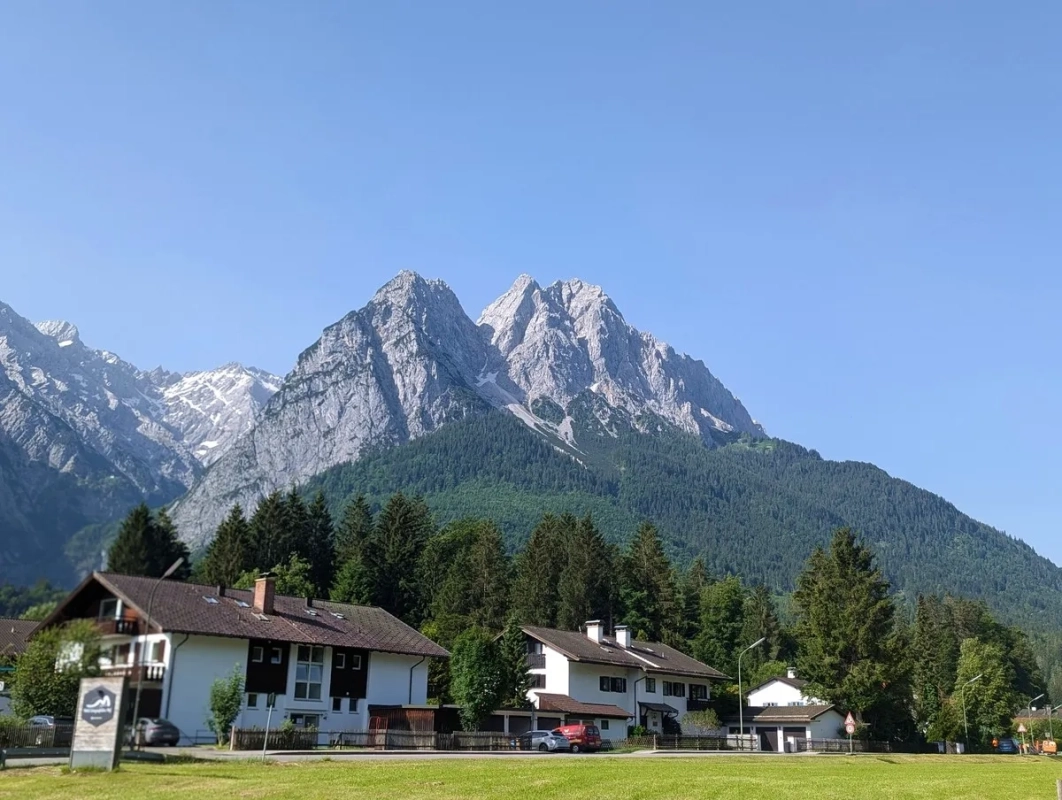 Waxenstein-Überschreitung 02: Blick von Hammersbach auf das heutige Ziel. Waxenstein-Überschreitung 02: Blick von Hammersbach auf das heutige Ziel.