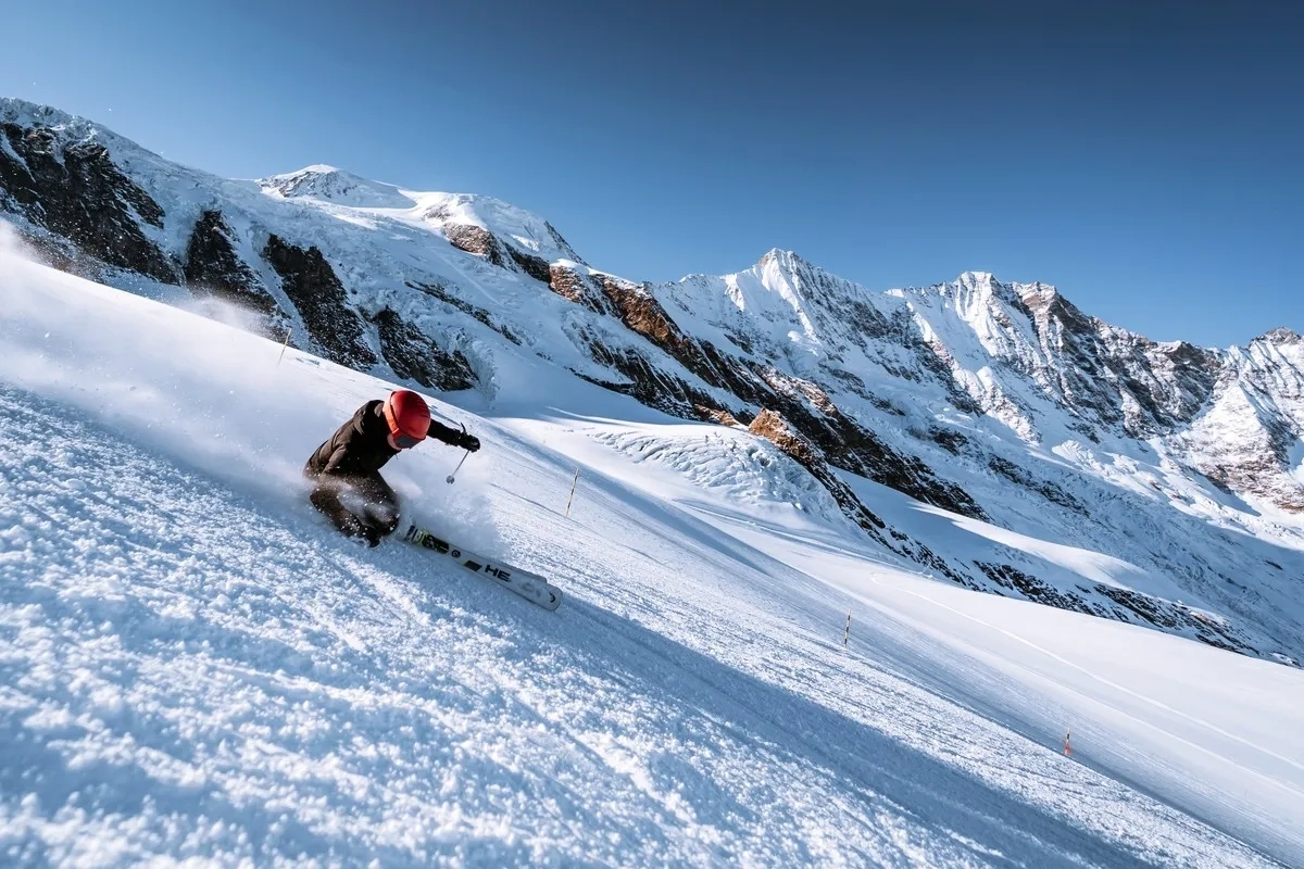 Skifahren in Saas Fee (Foto: © Saastal Tourismus AG / Amarcster media STAG) Skifahren in Saas Fee (Foto: © Saastal Tourismus AG / Amarcster media STAG)