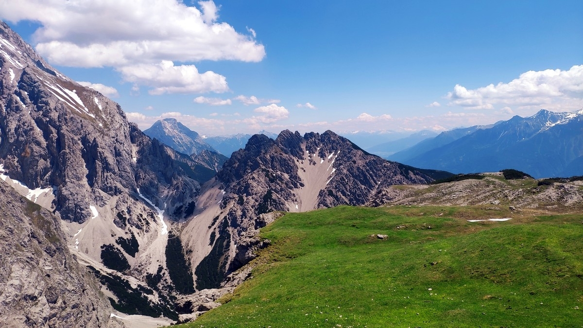 Höllkopf Aufstieg 13: Die Wankspitze. In der Scharte links davon ist der Einstieg zum Klettersteig. Höllkopf Aufstieg 13: Die Wankspitze. In der Scharte links davon ist der Einstieg zum Klettersteig.