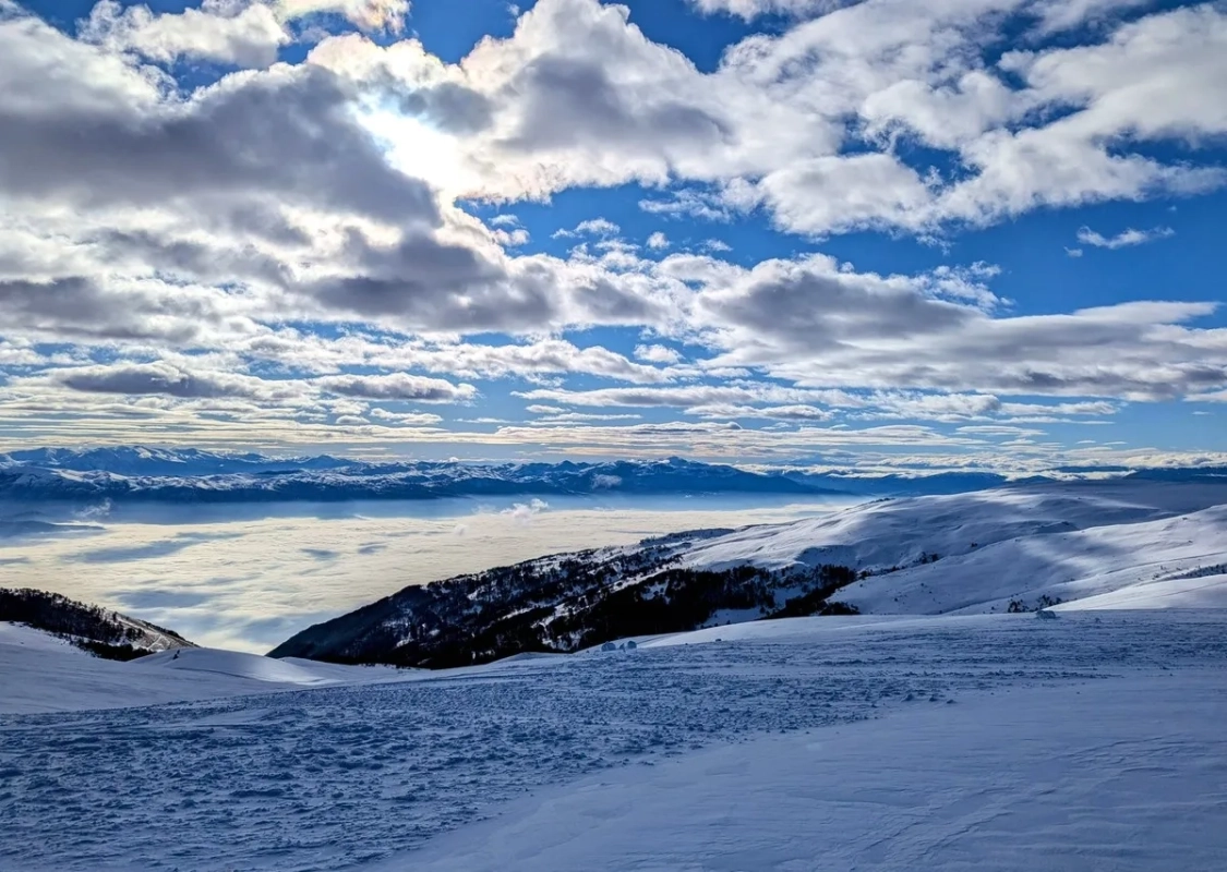 Skitour Popova Sapka Anteni: Start bei der Bergstation des mittleren Sessellifts Skitour Popova Sapka Anteni: Start bei der Bergstation des mittleren Sessellifts