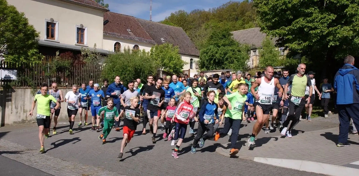 Start zum Kirchenfrühjahrslauf Collm 2024 Start zum Kirchenfrühjahrslauf Collm 2024