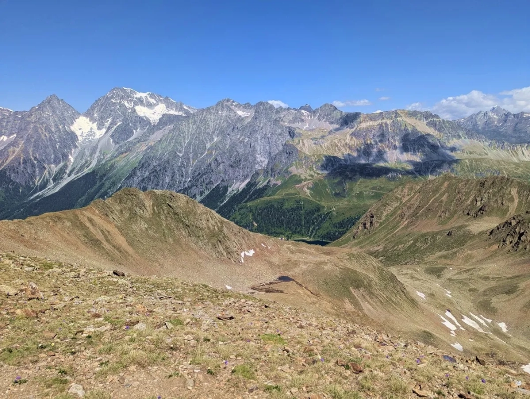 Hinterbergkofel Wanderung 12: Foto vom Gipfel des Monte di Dentro mit Blick auf die gesamte Aufstiegsroute. Hinterbergkofel Wanderung 12: Foto vom Gipfel des Monte di Dentro mit Blick auf die gesamte Aufstiegsroute.