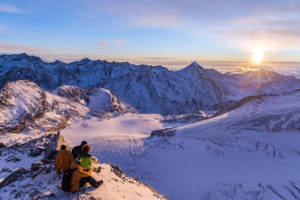 Den Sonnenaufgang auf 3'500 Metern beim Mittelallalin geniessen. Unvergessliches Erlebnis Virgin Skiing in Saas-Fee. (PPR/Saastal Tourismus AG/Buntye) Den Sonnenaufgang auf 3'500 Metern beim Mittelallalin geniessen. Unvergessliches Erlebnis Virgin Skiing in Saas-Fee. (PPR/Saastal Tourismus AG/Buntye)