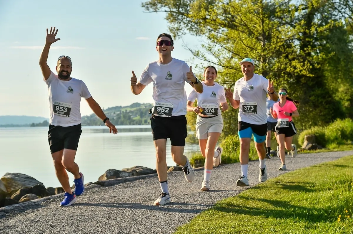 Gut gelaunte Läufer beim Sempacherseelauf 2025 (Foto: © Alphafoto) Gut gelaunte Läufer beim Sempacherseelauf 2025 (Foto: © Alphafoto)