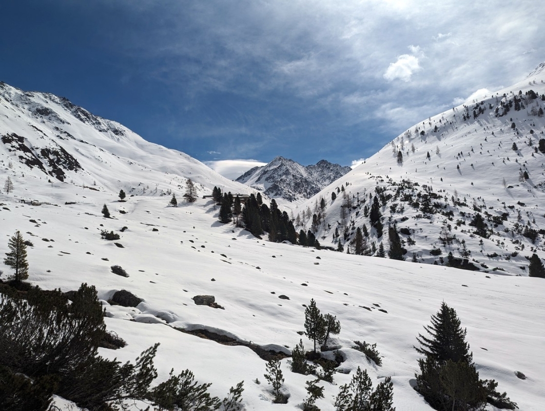 Wanderung Schweinfurter Hütte 05: Blick Anfang Februar auf die Schweinfurter Hütte Wanderung Schweinfurter Hütte 05: Blick Anfang Februar auf die Schweinfurter Hütte