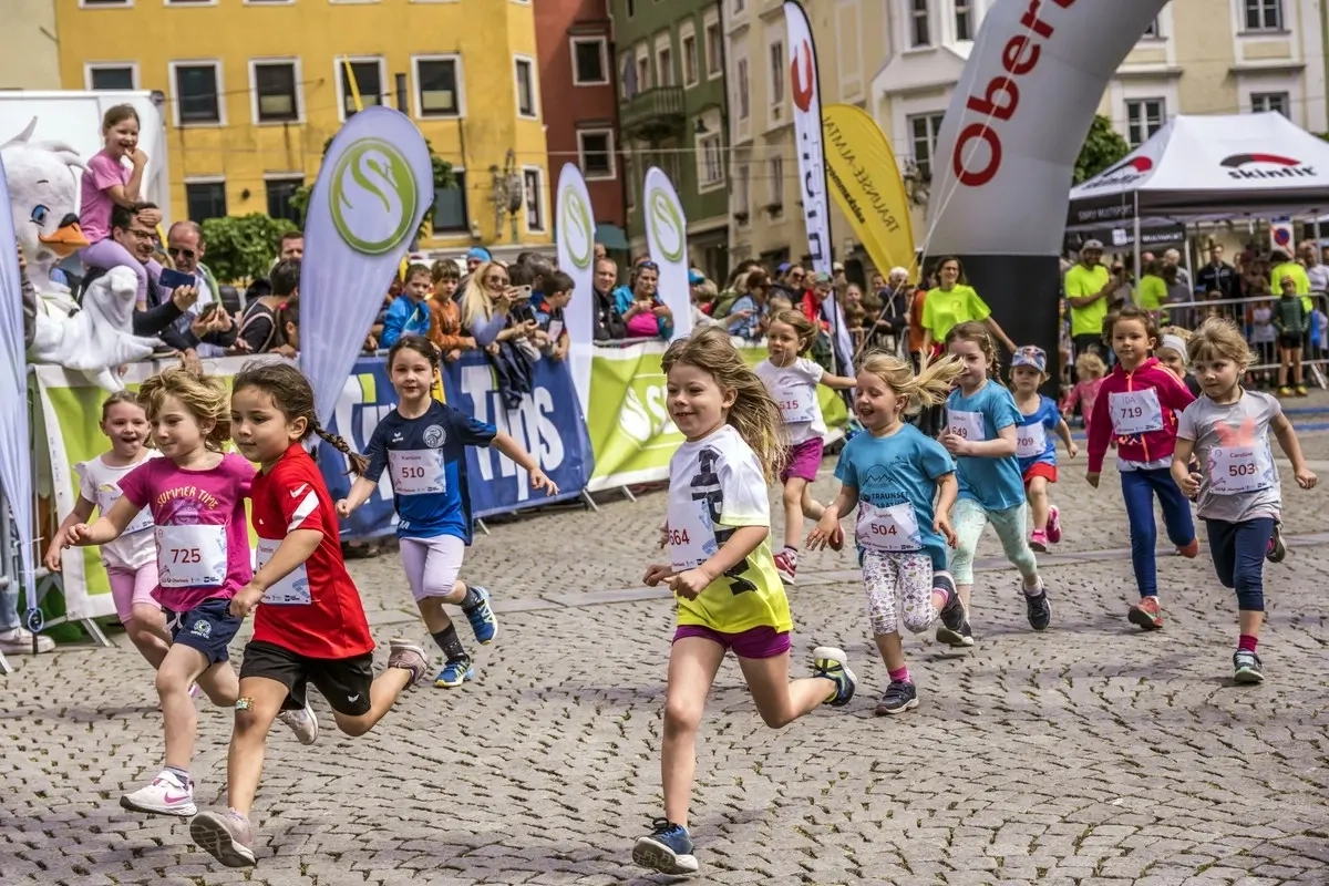 Kinder beim Gmunden Toscanalauf 2024 (Foto: © Veranstalter) Kinder beim Gmunden Toscanalauf 2024 (Foto: © Veranstalter)