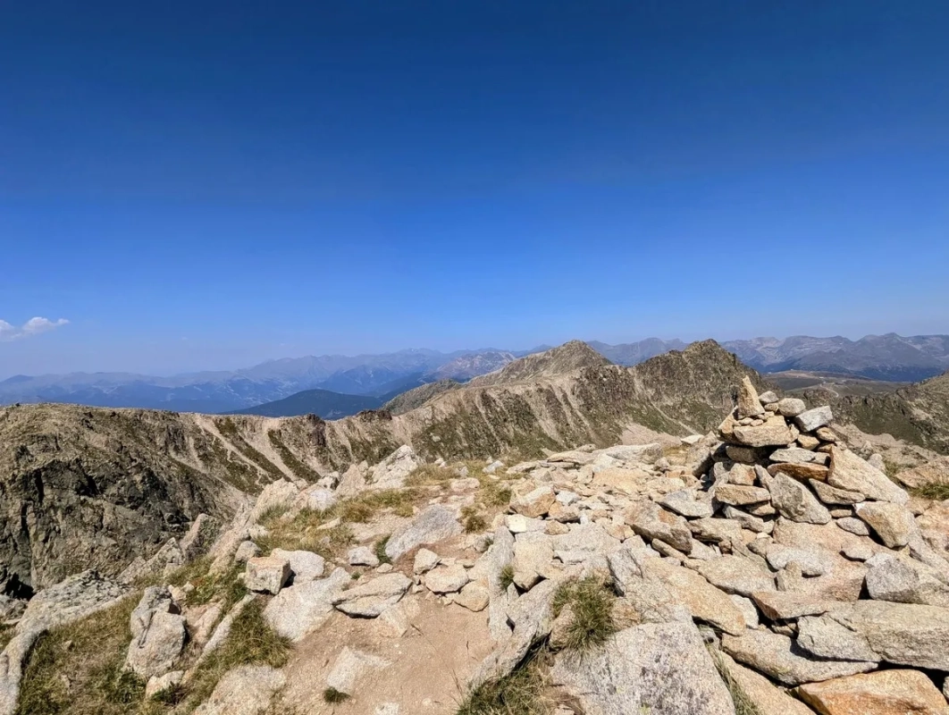 Pessons Bergtour 37: Blick vom Pessons auf die ersten zwei Gipfel Alt del Griu (ganz hinten) und Ensagents (etwas weiter rechts). Pessons Bergtour 37: Blick vom Pessons auf die ersten zwei Gipfel Alt del Griu (ganz hinten) und Ensagents (etwas weiter rechts).