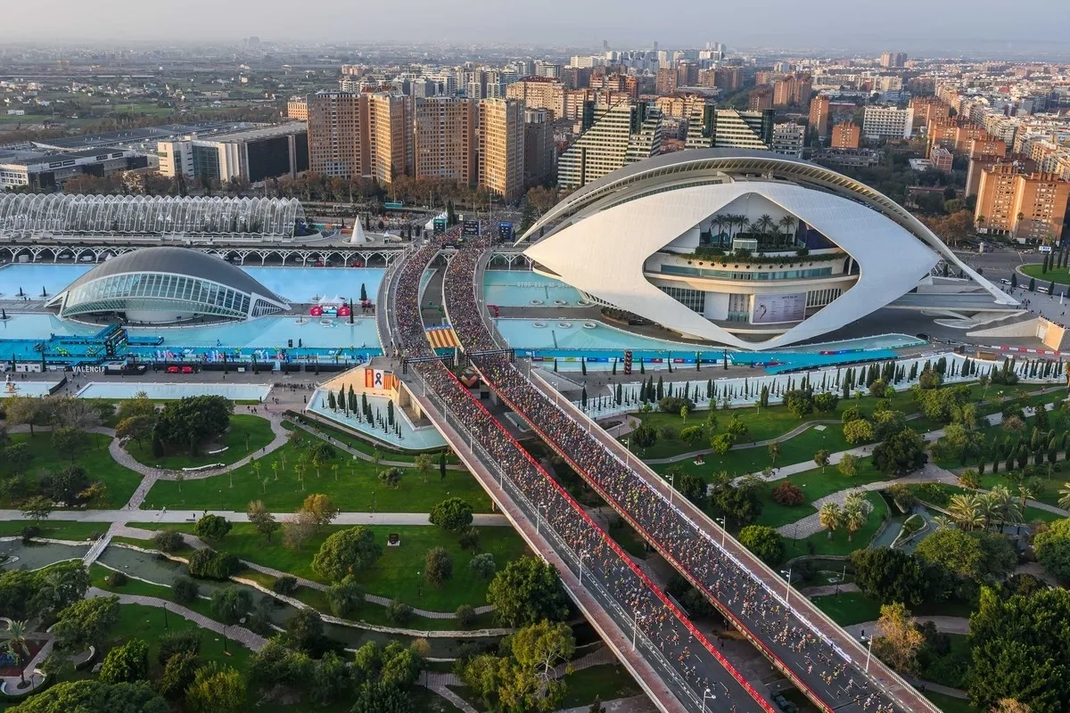 Der Valencia Marathon 2024 in Luftaufnahme (Foto: © cesarmarch.com) Der Valencia Marathon 2024 in Luftaufnahme (Foto: © cesarmarch.com)