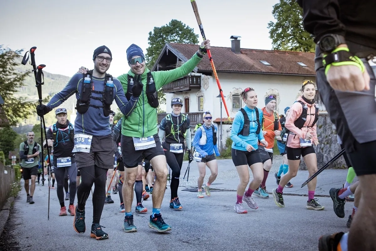 Gut gelaunte Läufer beim Chiemgau Trail Run 2025 (Foto: © Wolfgang Gasser) Gut gelaunte Läufer beim Chiemgau Trail Run 2025 (Foto: © Wolfgang Gasser)