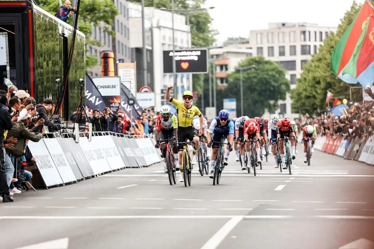 Matthew Brennan triumphiert bei Rund um Köln 2025 (Foto: © Kölner AusdauerSport GmbH) Matthew Brennan triumphiert bei Rund um Köln 2025 (Foto: © Kölner AusdauerSport GmbH)
