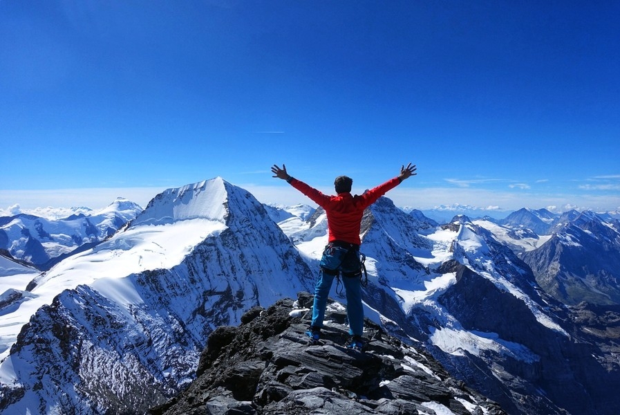 Eiger-Überschreitung-via-Mittellegigrat-23: Das Panorama auf 3970 Metern ist Grandios Eiger-Überschreitung-via-Mittellegigrat-23: Das Panorama auf 3970 Metern ist Grandios