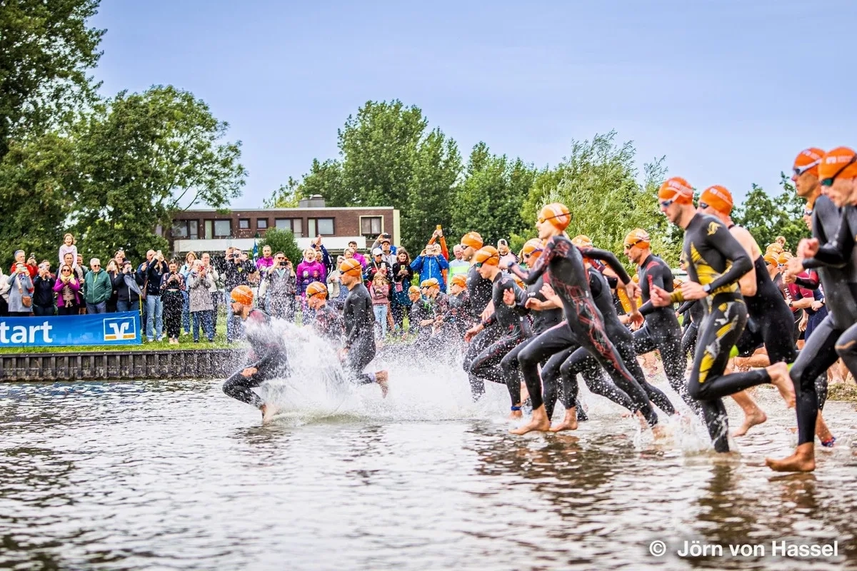 Triathlon Otterndorf 2025: Start Olympische Distanz (Foto: © Jörg von Hassel) Triathlon Otterndorf 2025: Start Olympische Distanz (Foto: © Jörg von Hassel)