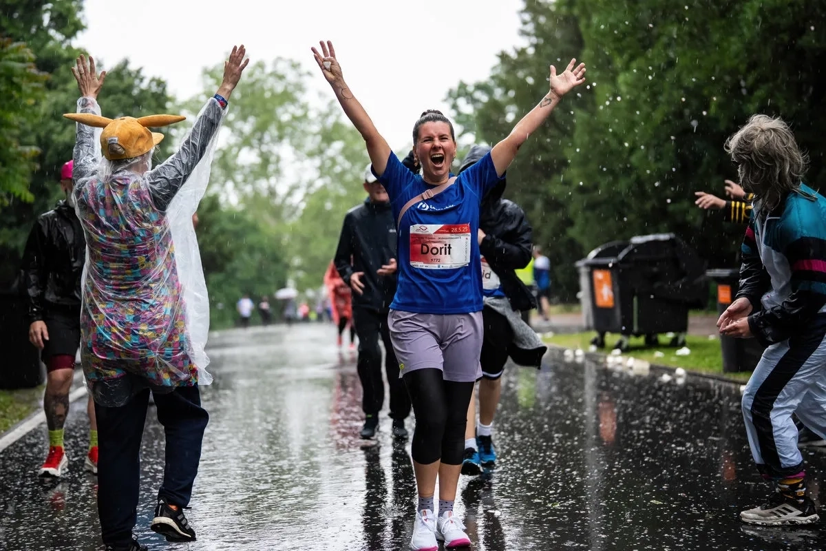 Ein gut gelaunter Läufer bei der Team Challenge Dresden 2025 (© Niklas Härtig) Ein gut gelaunter Läufer bei der Team Challenge Dresden 2025 (© Niklas Härtig)