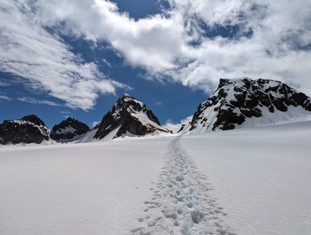 Piz Buin Hochtour 13: Blick Richtung Buinlücke (links Großer Piz Buin, rechts Kleiner Piz Buin) Piz Buin Hochtour 13: Blick Richtung Buinlücke (links Großer Piz Buin, rechts Kleiner Piz Buin)