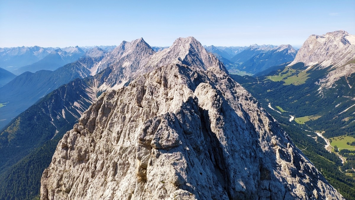 Hohe Munde Überschreitung 19: Blick zurück kurz vor dem Gipfel zum Klettersteig mit Karkopf und Hochwand im Hintergrund. Hohe Munde Überschreitung 19: Blick zurück kurz vor dem Gipfel zum Klettersteig mit Karkopf und Hochwand im Hintergrund.