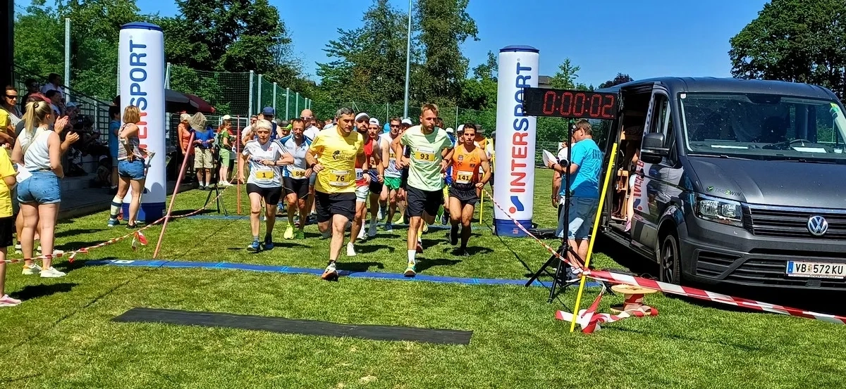 Auracher Gemeindelauf 2025: Start zum Hauptlauf (Foto: © Veranstalter) Auracher Gemeindelauf 2025: Start zum Hauptlauf (Foto: © Veranstalter)