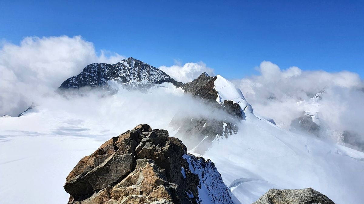 Piz Spinas und im Hintergrund Bellavista (rechts) und Piz Zupo (links) Piz Spinas und im Hintergrund Bellavista (rechts) und Piz Zupo (links)