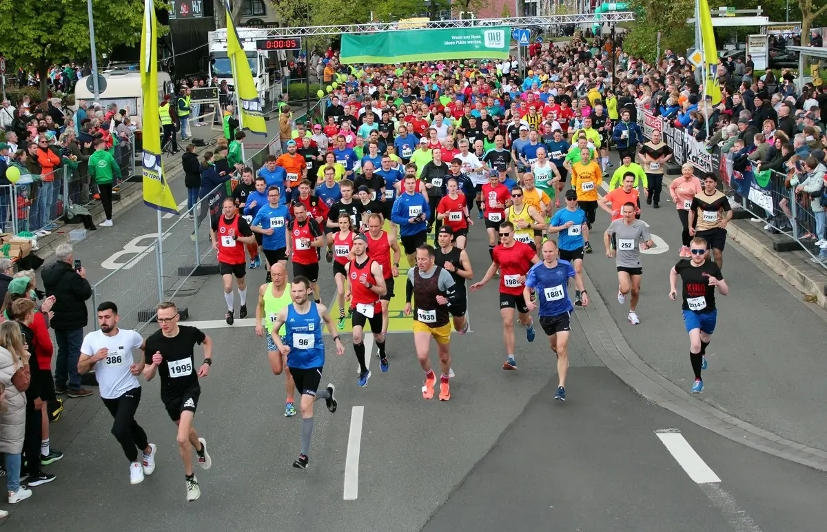 Start 10 km Citylauf Papenburg 2024: Bestimmten von Beginn an das Geschehen: 2.v.l. Stephan Voskuhl (1995) , rechts daneben Dominik Went ( (96) und Thomas Bruns (1935) Start 10 km Citylauf Papenburg 2024: Bestimmten von Beginn an das Geschehen: 2.v.l. Stephan Voskuhl (1995) , rechts daneben Dominik Went ( (96) und Thomas Bruns (1935)