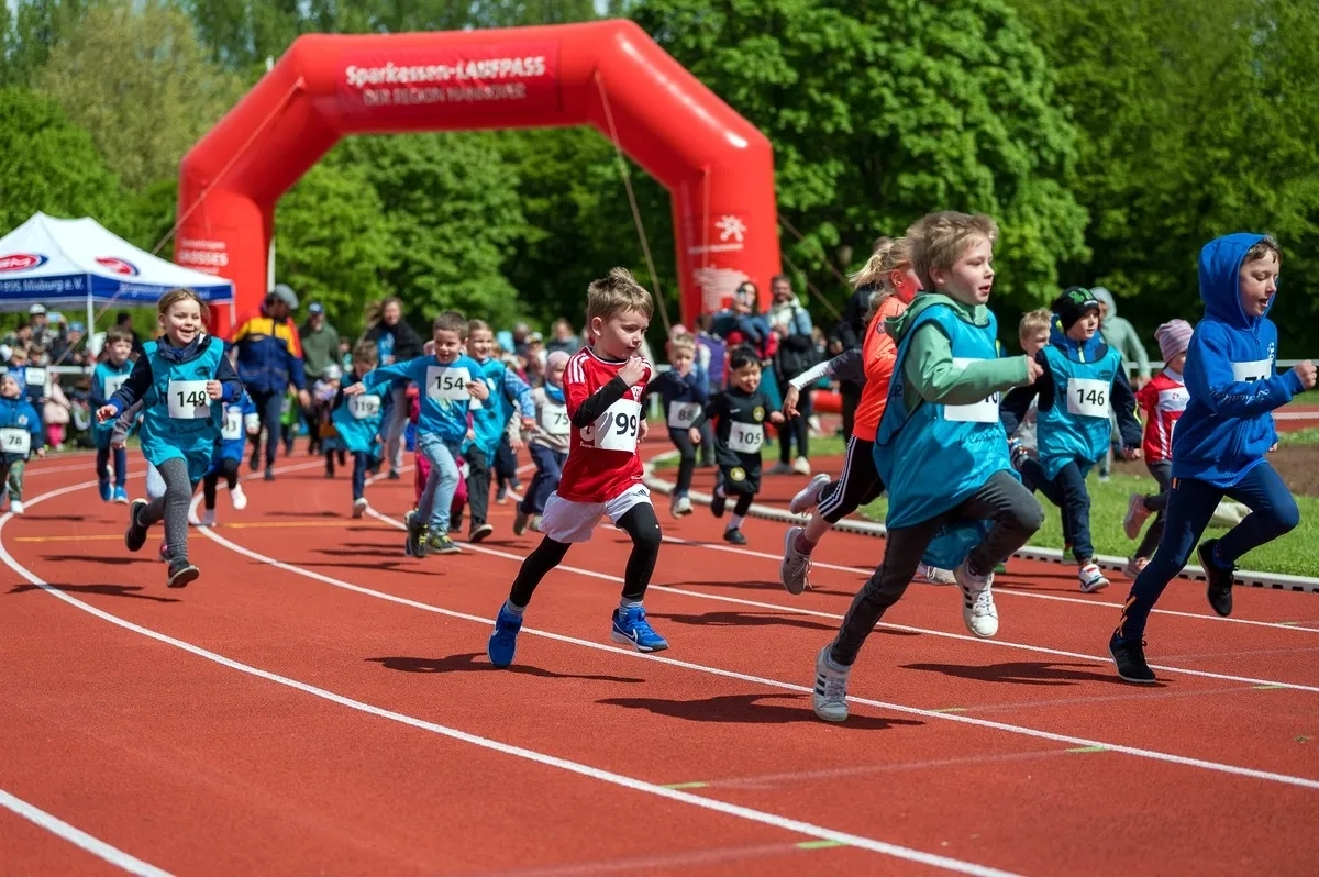 Misburger Volkslauf 2024 (Foto: Dr. Dr. Moysich) Misburger Volkslauf 2024 (Foto: Dr. Dr. Moysich)