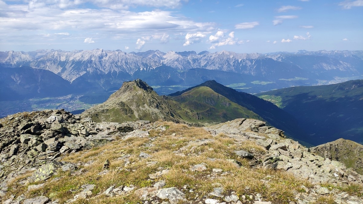 Malgrübler 29: Blick zurück auf die gesamte Route entlang des Kamm bzw. Grates. Malgrübler 29: Blick zurück auf die gesamte Route entlang des Kamm bzw. Grates.