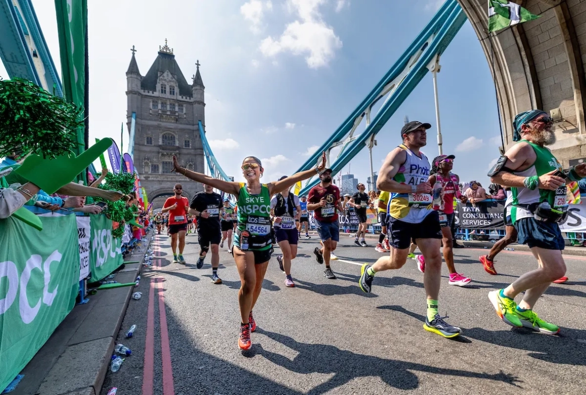 London Marathon 2025: Läufer überqueren die Tower Bridge (Foto: © TCS London Marathon) London Marathon 2025: Läufer überqueren die Tower Bridge (Foto: © TCS London Marathon)