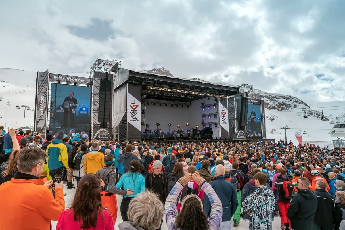 Das „Top of the Mountain Spring Concert” findet auf der legendären Ischgl Stage auf 2.320 Metern Seehöhe in der Silvretta Arena statt. Foto: © TVB Paznaun - Ischgl Das „Top of the Mountain Spring Concert” findet auf der legendären Ischgl Stage auf 2.320 Metern Seehöhe in der Silvretta Arena statt. Foto: © TVB Paznaun - Ischgl