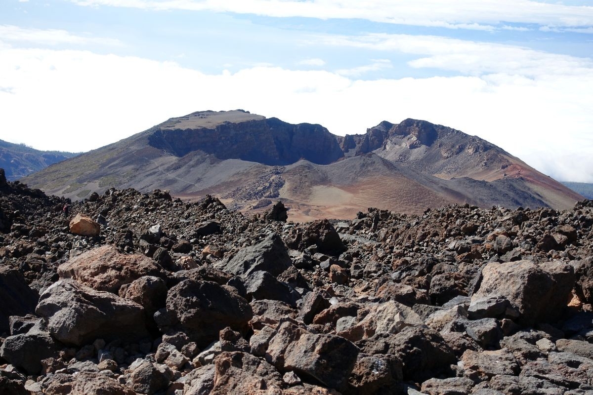Pico del Teide - Normalweg: Blick von der Höhe der Bergstation auf einen benachbarten Vulkanberg. Dort erreicht man übrigens den Krater ohne Permit (Genehmigung). Pico del Teide - Normalweg: Blick von der Höhe der Bergstation auf einen benachbarten Vulkanberg. Dort erreicht man übrigens den Krater ohne Permit (Genehmigung).