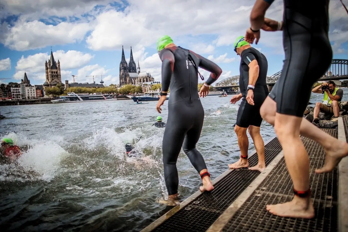 Start zum Köln Triathlon bei beeindruckendem Ambiente (Foto: © Köln Triathlon) Start zum Köln Triathlon bei beeindruckendem Ambiente (Foto: © Köln Triathlon)