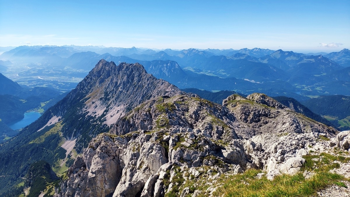 Hackenköpfe Überschreitung 41: Der gesamte Grat der heutigen Tour im Blick. Hackenköpfe Überschreitung 41: Der gesamte Grat der heutigen Tour im Blick.