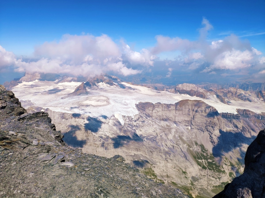 Gross-Schörnhorn, Chammliberg und Clariden in den Wolken versteckt. Blick vom Tödi im Jahr 2022. Gross-Schörnhorn, Chammliberg und Clariden in den Wolken versteckt. Blick vom Tödi im Jahr 2022.