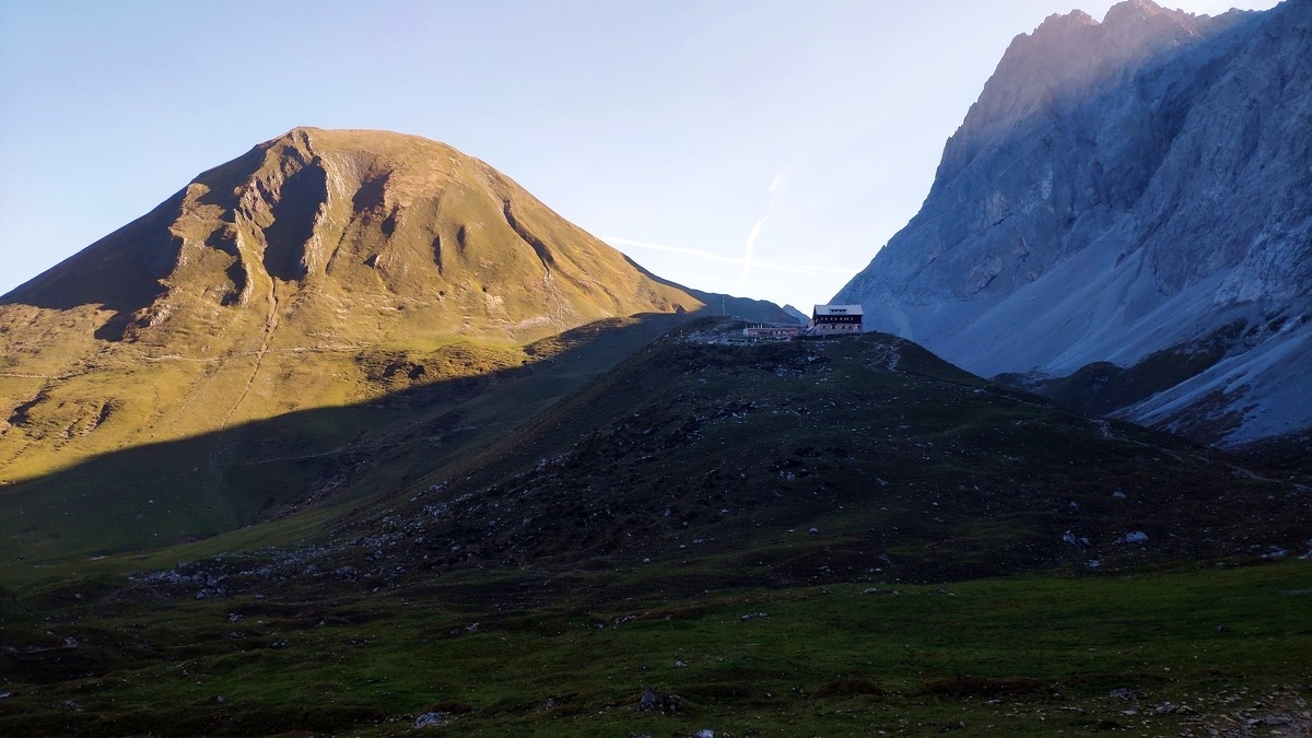 Tschachaun mit Anhalter Hütte Tschachaun mit Anhalter Hütte