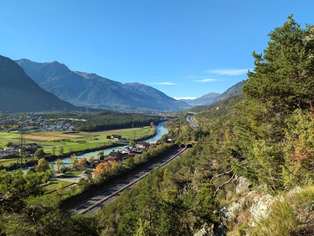 Geierwand Klettersteig 05: Blick Richtung Westen mit Inn und Autobahn. Geierwand Klettersteig 05: Blick Richtung Westen mit Inn und Autobahn.