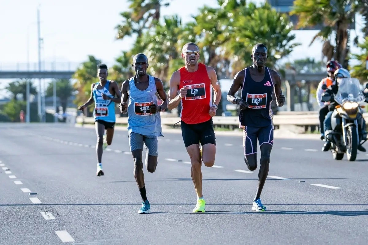 Cape Town 10K 2024: Spitzengruppe Männer: von li. Francis Abongo (Ken), Elroy Gelant + Vincent Langat (Sieger). Foto: Mark Sampson Cape Town 10K 2024: Spitzengruppe Männer: von li. Francis Abongo (Ken), Elroy Gelant + Vincent Langat (Sieger). Foto: Mark Sampson