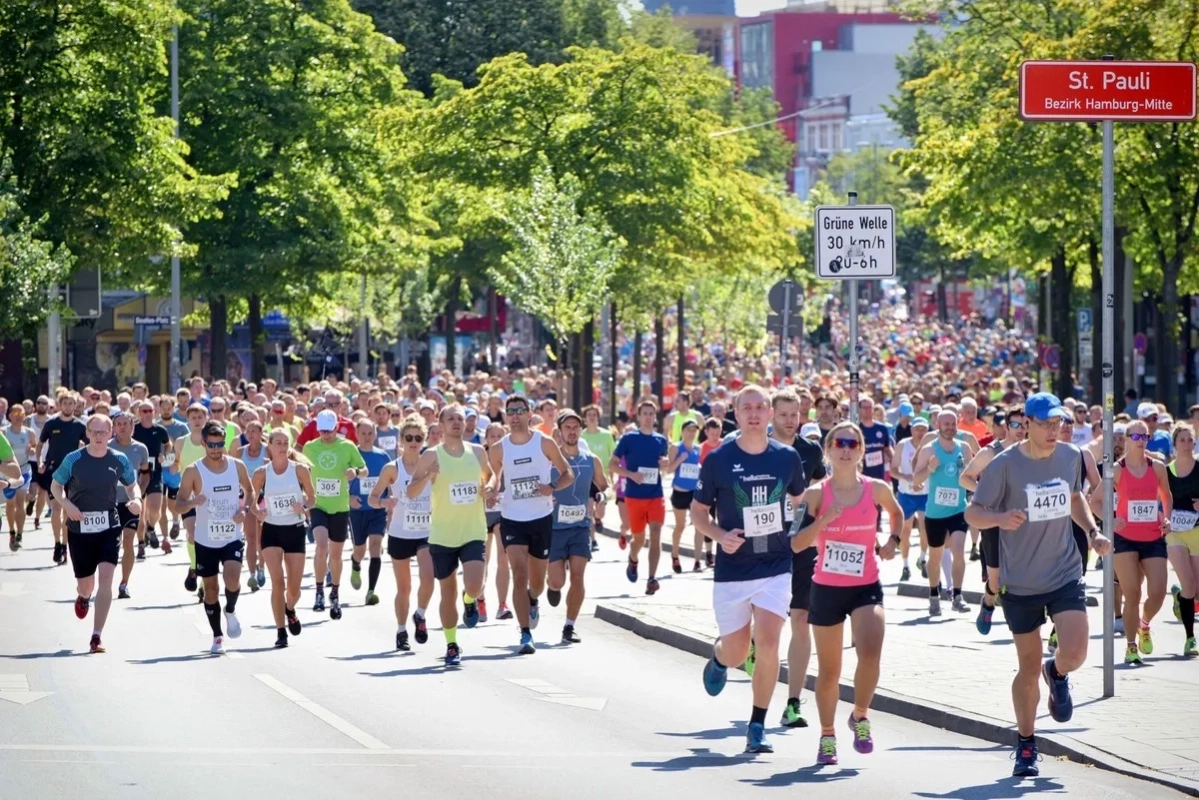 Hamburg Halbmarathon mit Start bei der Reeperbahn (Foto: © Dierk Kruse) Hamburg Halbmarathon mit Start bei der Reeperbahn (Foto: © Dierk Kruse)