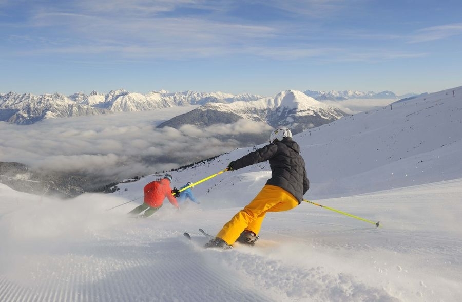Skifahren mit Blick ins Tal (C) Sepp Mallaun Skifahren mit Blick ins Tal (C) Sepp Mallaun