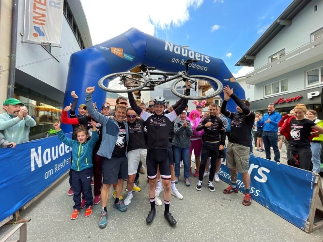Robert Petzold (mitte) aus Deutschland überquerte nach 540 Kilometern als erster die Ziellinie des „Race Across The Alps” 2023. Foto: © TVB Tiroler Oberland / Manuel Baldauf